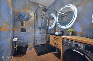 Ένα μπάνιο στο Sunset Apartments - Monte Cassino 39 - przytulna kawalerka przy deptaku z prywatnym parkingiem