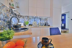 Η κουζίνα ή μικρή κουζίνα στο Sunset Apartments - Monte Cassino 39 - przytulna kawalerka przy deptaku z prywatnym parkingiem +9 φωτογραφίες