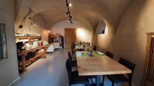 - une salle à manger avec une table et des chaises en bois dans l'établissement agriturismo farmhouse la barberina, à Calceranica al Lago