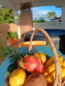 a basket of fruits and vegetables on a table at La Kaza Tresor - Appartement T2 spacieux avec jacuzzi privé in Sainte-Anne