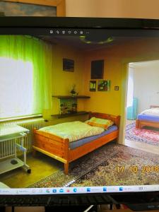 ekran telewizyjny pokazujący sypialnię z łóżkiem w obiekcie Rodinný dům v Lubech w mieście Cheb