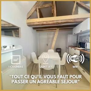 een kamer met een tafel en stoelen in een keuken bij La Brise Maritime in Saint-Ay