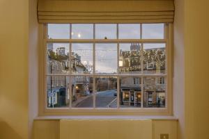 uma janela com vista para uma cidade em Great Escapes Oundle Flat 1 em Oundle