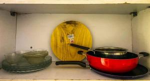 una estufa con dos ollas y sartenes en Love Lounge, en Greater Noida