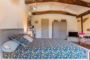 ein Schlafzimmer mit einem großen Bett in einem Zimmer in der Unterkunft Les Ecuries du SEQUE in Saint-Martin-de-Seignanx