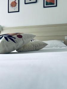 - un lit blanc avec des oreillers au-dessus dans l'établissement Hotel centre Rouen, à Rouen