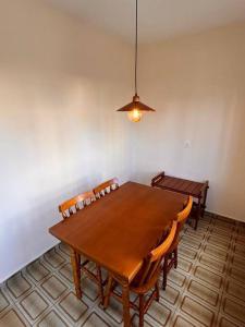 a dining room with a wooden table and chairs at TOP 3 Quartos - Cobertura Praia da Enseada Guarujá 650m do Mar in Guarujá