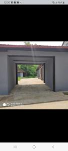 uma imagem de uma abertura num edifício em Kouca em Leskovac
