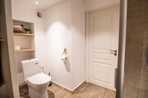 アンティーブにあるStudio Vieil Antibes Proche Merのバスルーム(白いトイレ、ドア付)