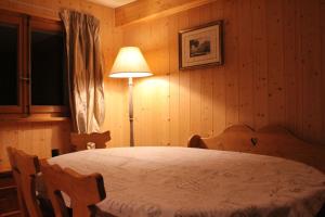 ein Schlafzimmer mit einem Bett mit einer Lampe in der Unterkunft Chalet Privé avec vue imprenable sur les alpes in Crans-Montana