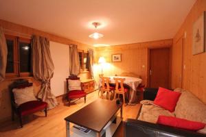 ein Wohnzimmer mit einem Sofa und einem Tisch in der Unterkunft Chalet Privé avec vue imprenable sur les alpes in Crans-Montana