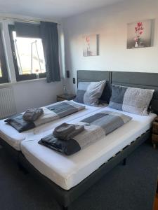 1 dormitorio con 2 camas y toallas. en Bistro-zur-Quelle, en Minden