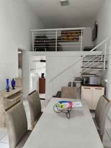 a dining room with a table and chairs in a kitchen at Seu cantinho em Águas in Águas de Lindóia