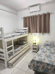 Katil dua tingkat atau katil-katil dua tingkat dalam bilik di Seu cantinho em Águas