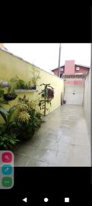 un pasillo con plantas en el lateral de un edificio en Juquehy casa para 6 pessoas com churrasqueira en São Sebastião