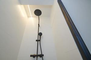 Deux microphones dans une pièce à côté d'un mur dans l'établissement Saint Tropez 0202, à La Panne