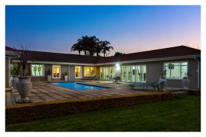 Bazén v ubytování 66 On Monzali 4 Star Luxury Guesthouse nebo v jeho okolí