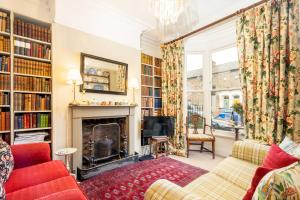 ein Wohnzimmer mit Kamin und Bücherregalen in der Unterkunft The Victorian House in York