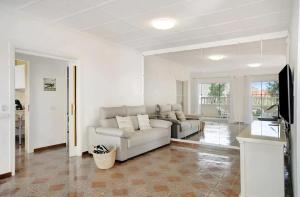 sala de estar con sofá y mesa en Tropical Oasis Villa Playa Paraiso, en Playa Paraiso