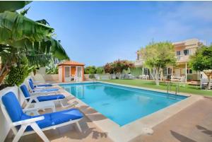 una piscina con tumbonas y un complejo en Tropical Oasis Villa Playa Paraiso, en Playa Paraiso