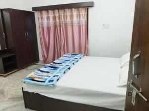 AyodhyaにあるPran Prasadamの窓のある部屋にある白いベッド