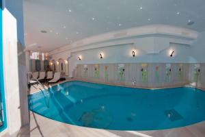 Bazén v ubytování Hotel Cristallo nebo v jeho okolí