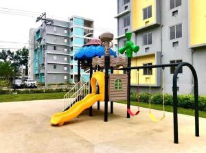 Herní místnost nebo prostor pro děti v ubytování Entire 2BR condo 8 Spatial Maa Davao
