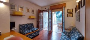 - un salon avec deux canapés et une télévision dans l'établissement CASA PER VACANZE ANGELO, à Castelsardo