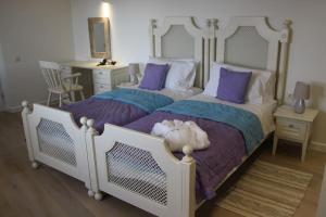una camera con 2 letti con cuscini viola e blu di JASMINE VILLA luxury house with private pool, spacious terraces and spectacular sea views a Vis Altre 22 foto