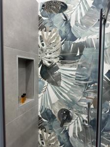 une douche avec un mur recouvert de plastique dans l'établissement Cliò guest house, à Ercolano