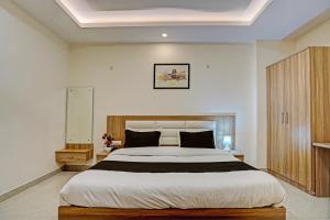 um quarto com uma cama grande num quarto em OYO Flagship H.L House em Lucknow