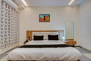 um quarto com uma cama grande num quarto em OYO Flagship H.L House em Lucknow