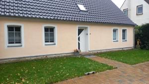 a house with a lawn in front of it at Viel Platz für Entspannung in Schönewalde