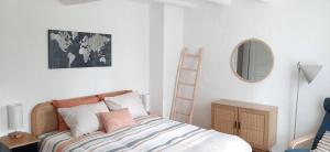 1 dormitorio con cama, escalera y espejo en Einzigartiges Appartement im Höfli11 mit 3 Schlafzimmer en Solothurn