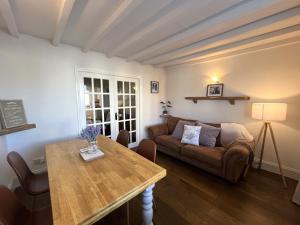 Ruang duduk di Delightful Cockle Cottage