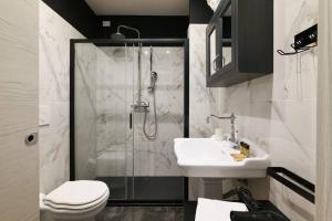 ein Bad mit einer Dusche, einem WC und einem Waschbecken in der Unterkunft St James Suite in Mailand