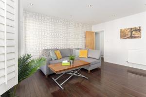 a living room with a couch and a table at Flatzy - 3 Bedroom Apartment in Heart of City Centre in Liverpool