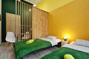 Un pat sau paturi într-o cameră la Apartamenty Matejki