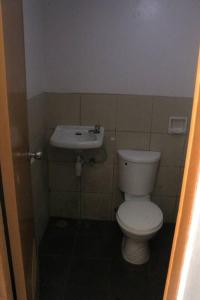 セブシティにあるBig Studio, New Furniture, 8 paxのトイレと洗面台付きのバスルーム +29枚の写真