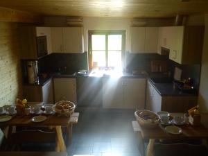 Kuchyňa alebo kuchynka v ubytovaní Chata - Srub Kašparáci