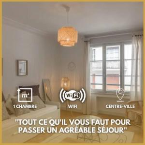 um quarto com uma cama, uma janela e uma luz pendente em Le Chancelier *T2* em Orléans