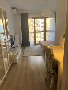 TV a/nebo společenská místnost v ubytování Apartament JANA KAZIMIERZA 66
