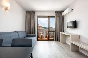 TV a/nebo společenská místnost v ubytování Veramar Aparthotel
