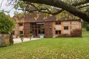 an old brick house with a large yard at Barn conversion, Henley-on-Thames in Henley on Thames