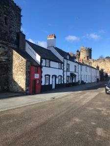 una fila de edificios blancos en una calle en Compton House 1, en Conwy