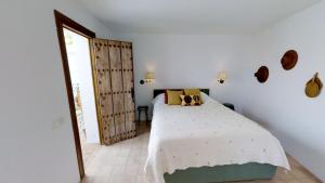 Posteľ alebo postele v izbe v ubytovaní Spacious Andalusian-inspired Villa with Scenic Views