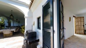 Fotografia z galérie ubytovania Spacious Andalusian-inspired Villa with Scenic Views v Marbelli