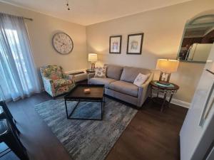 Posezení v ubytování Cozy Condo Just Steps To The Beach, Unit 2 - Sleeps 4