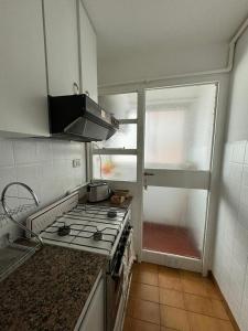 uma cozinha com um fogão e uma janela em departamento centrico em Bahía Blanca