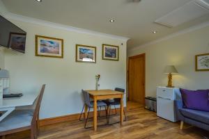 GarnantCosy Cabin Perfect To Explore的客厅里有一张桌子和一张沙发